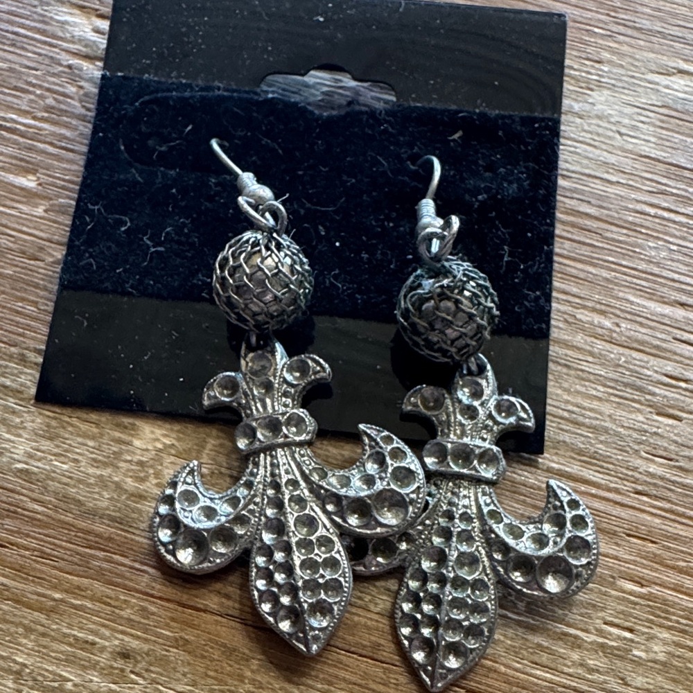 Consignment item..
Elegant Silver tone Fleur-de-Lis Earrings
